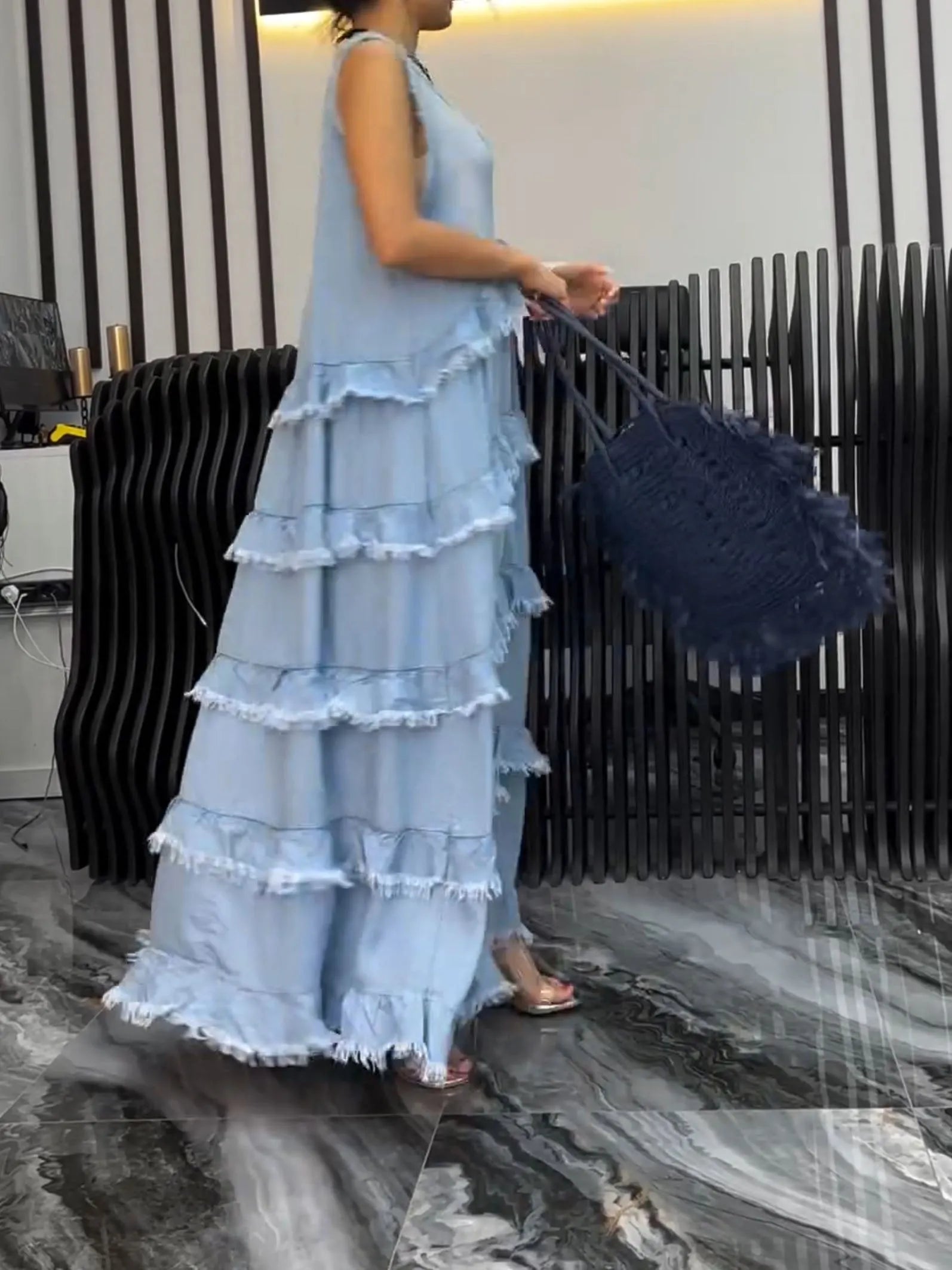 Vestido Jeans Sofia- Atraia olhares com um visual moderno e charmoso.